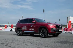 Hấp dẫn với 3 bài lái thử VinFast Lux cùng chuyên gia quốc tế
