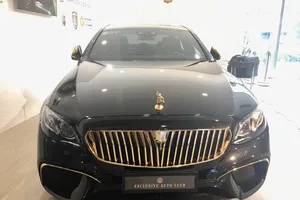 Choáng ngợp Mercedes-Benz E 300 AMG mạ vàng