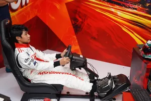 Người dân TP.HCM hào hứng đua thử F1 tại Vietnam Motor Show