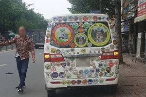 Dán logo cản trở tầm nhìn có thể bị từ chối đăng kiểm xe ô tô