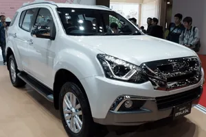 Mẫu SUV 7 chỗ này đang được ưu đãi gần 200 triệu đồng, giá bán thấp hơn cả xe hạng C