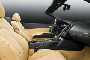 Cách phục hồi ghế da ô tô đẹp như mới để đi chơi tết