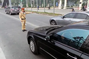 Không bật đèn xi nhan khi rẽ có thể bị tước bằng lái 3 tháng