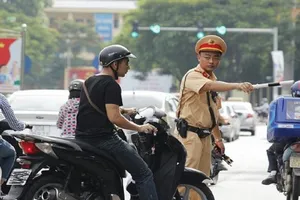 Xe máy chỉ có gương bên trái thì có bị phạt tiền?