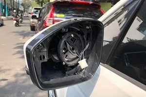 Ô tô bị trộm 'vặt' mất gương gắn gương tạm vẫn bị phạt tiền