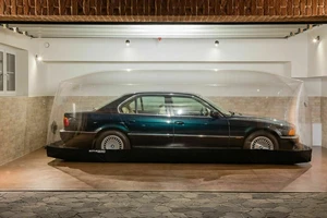 Xe sang BMW nằm trong bong bóng bơm hơi suốt 2 thập niên 