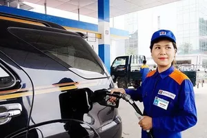 Giá xăng giảm, ô tô đổ đầy bình chưa tới 500.000 đồng
