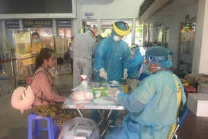 Lấy mẫu xét nghiệm COVID-19 khi hành khách đến ga Sài Gòn
