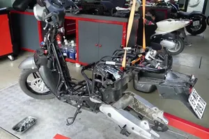 'Mổ xẻ' VinFast KlaraS: Vì sao giá bán ngang xe máy xăng?