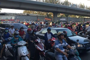 Các nhà sản xuất xe máy nói gì về đề xuất bật đèn xe cả ngày