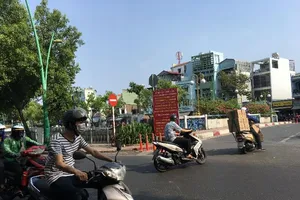 Ba thời điểm phải bật đèn xe tài xế cần nhớ