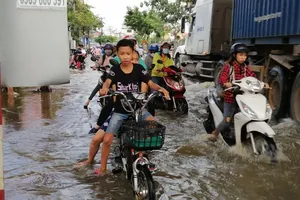 TP.HCM: Nước 'lũ' dâng cao, người dân chật vật lưu thông 