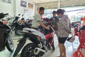 Ống pô Honda Winner X 'phụt' khí thải vào mặt người phía sau