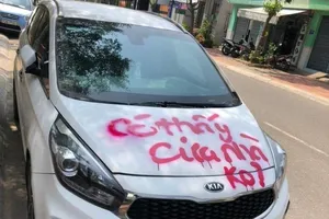 Xịt sơn lên xe đậu trước nhà có thể bị truy cứu tội hủy hoại