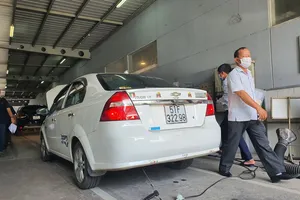 Từ năm 2021, một số loại ô tô sản xuất, lắp ráp trong nước được miễn kiểm tra khí thải. Ảnh: TN