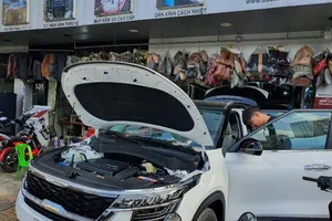 Dịch vụ làm đẹp ô tô rộn ràng phục vụ khách 'chơi' Tết