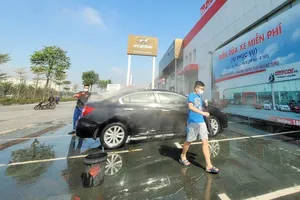 Giật mình với giá rửa xe ô tô ngày Tết