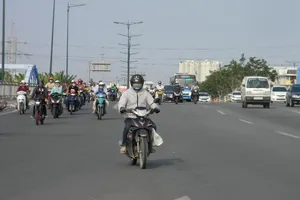 Nhiều người điều khiển xe nhưng chưa thực sự hiểu đúng về các loại biển báo giao thông. Ảnh: TN