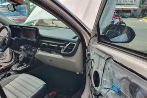 Tranh cãi về việc có nên dán chống ồn cho xe hơi