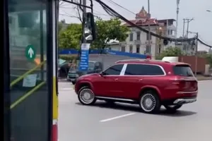 Hình ảnh chiếc xe Mercedes "nhún nhảy" trên đường. Ảnh cắt từ clip
