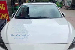 'Lời gửi gắm' dễ thương của chủ nhà khi ô tô đậu trước cửa