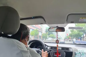 Những vật dụng không nên để trong ô tô dưới trời nắng đổ lửa