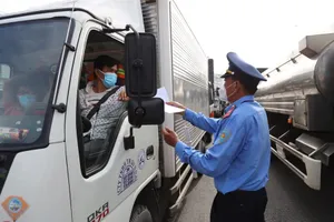 Tài xế chở hàng vẫn phải xuất trình giấy xét nghiệm dù đã thống nhất bỏ