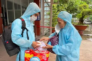 Chùm ảnh: Ấm lòng người già và trẻ nhỏ được lên tàu trở về Huế