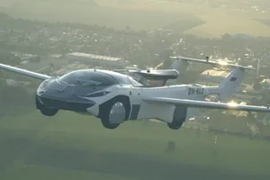 Bất ngờ với chiếc ô tô bay thử nghiệm đầu tiên liên thành phố 