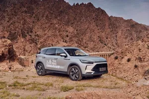 Thử thách chạy ô tô ở nhiệt độ cao trên sa mạc