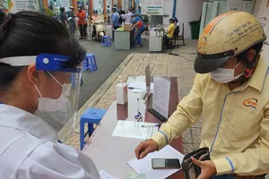 Chùm ảnh: Ngày đầu TP.HCM mở lại thủ tục đổi bằng lái xe