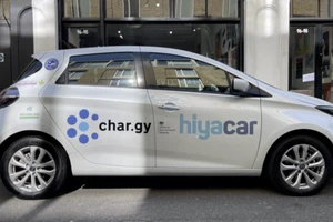 Độc đáo với đế sạc cảm ứng cho xe điện lắp dưới mặt đất