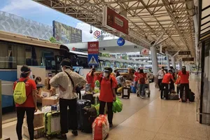 Chùm ảnh: Sinh viên Đại học Y dược Hà Nội lưu luyến khi rời TP.HCM