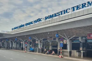 Sân bay Tân Sơn Nhất vắng tanh trong ngày đầu nối lại chuyến bay