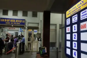 TP.HCM: Người dân lên chuyến tàu đầu tiên khi đường sắt hoạt động lại