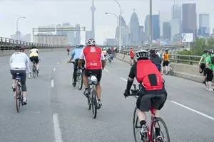 Đi xe đạp uống một lon bia để 'giải khát' có bị xử phạt?