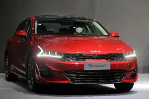 Sau khi giảm lệ phí trước bạ, Kia K5 có giá lăn bánh là bao nhiêu?