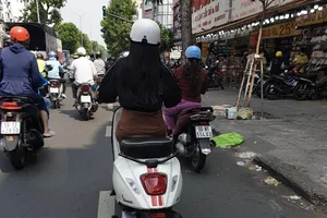 'Nạm kim cương' cho biển số xe, coi chừng bị CSGT tước bằng lái