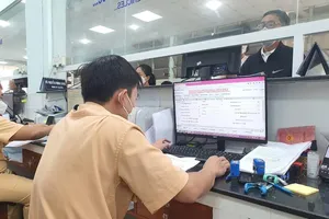 Cuối năm, người dân TP.HCM đi đăng ký biển số ô tô, xe máy tăng cao