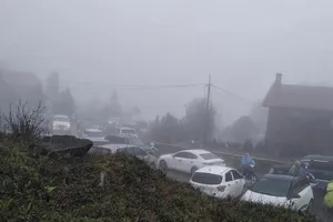 Làm gì khi lái xe mắc kẹt trong thời tiết băng, tuyết?