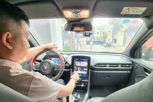 Chủ xe VinFast VF e34 nói gì khi xem video trên FPT Play trong lúc sạc xe