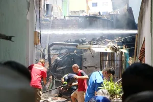 Nam thanh niên chạy khỏi căn nhà cháy có mùi xăng trong hẻm sâu ở Bình Thạnh