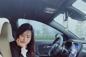 Lướt Shopee khi chờ sạc xe VinFast VF e34: 'Trải nghiệm thú vị'