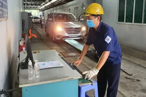 Đèn lùi ô tô chỉ sáng một bên có trượt kiểm định?