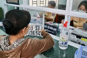 Chùm ảnh: Những người đầu tiên được công an huyện, xã cấp biển số xe