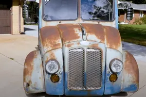 Xe tải chở sữa được sửa đổi tạo, gắn động cơ 815 mã lực 