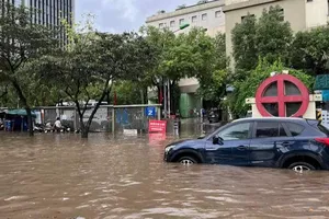 20 hạng mục cần kiểm tra khi ô tô 'lội nước' sau cơn mưa lớn ở Hà Nội