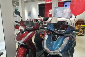 Giá xăng có thể tăng, người mua cần biết tốp 10 mẫu xe tay ga 'ngốn xăng' nhất hiện nay