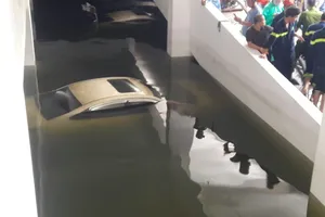 Ô tô ngập nước dưới hầm chung cư: Ai đền?