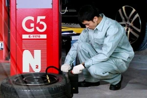 Có nên đua nhau dùng khí nitơ cho lốp xe mùa nắng nóng?